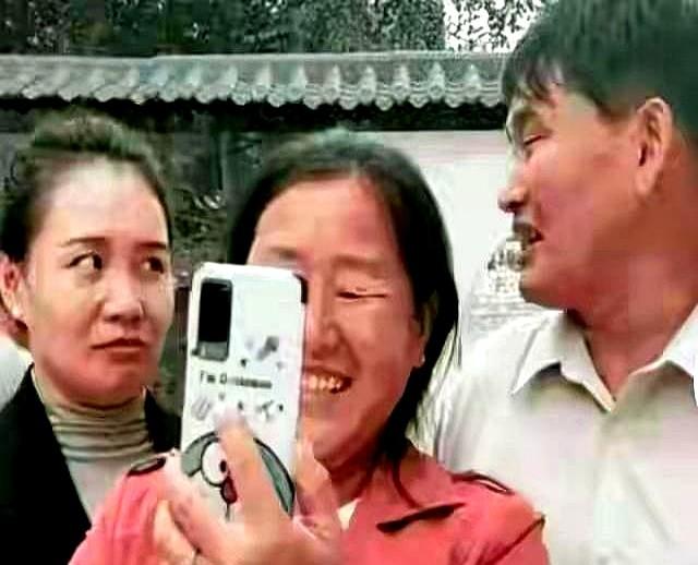 就凭两首歌，他从地里走到了台前。可怎么一夜之间，捧他的和骂他的，竟成了同一拨人？