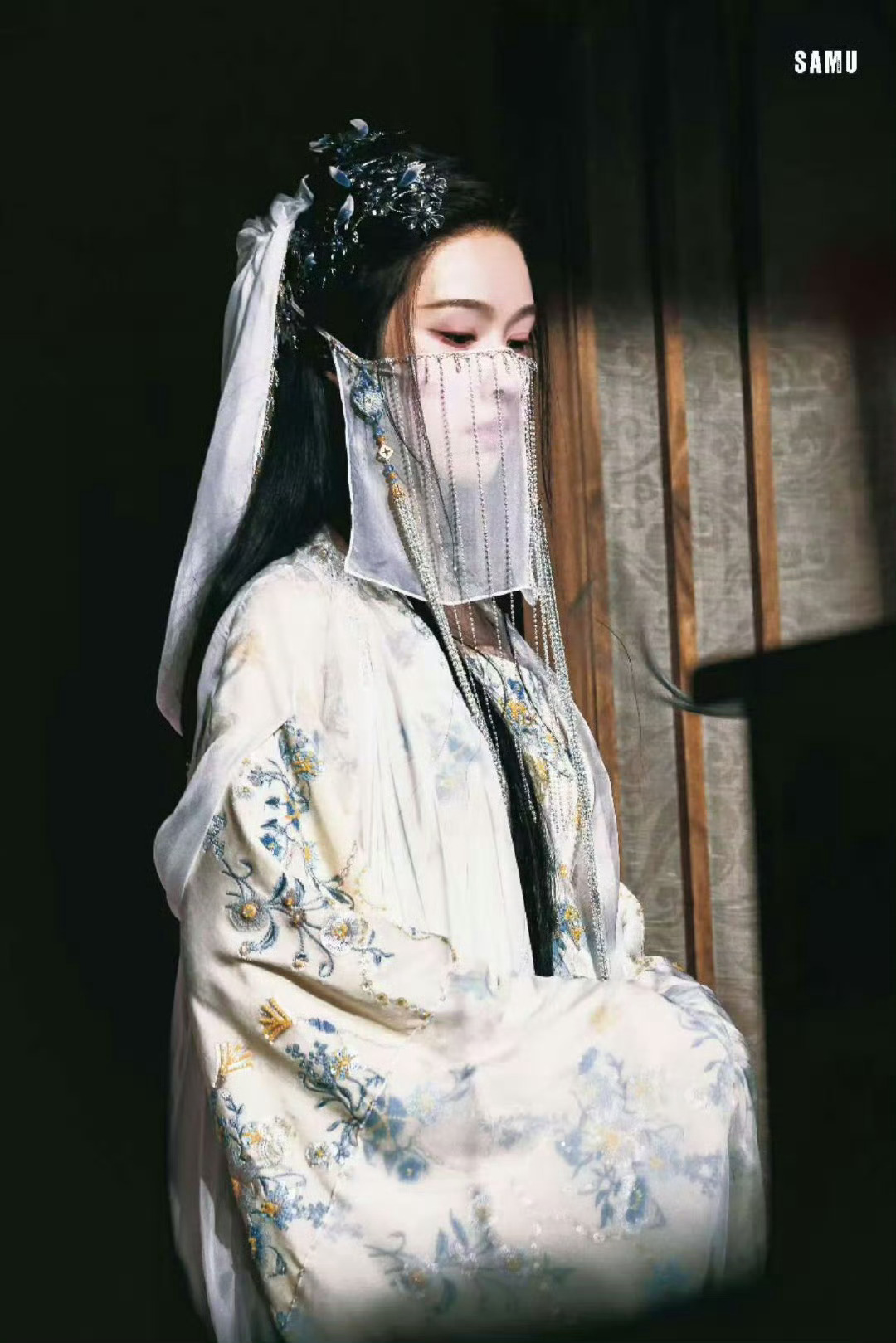 陈都灵 仙感  陈都灵《月鳞绮纪》蒙面造型路透，仙气飘飘温柔灵动的嘟嘟，这个造型
