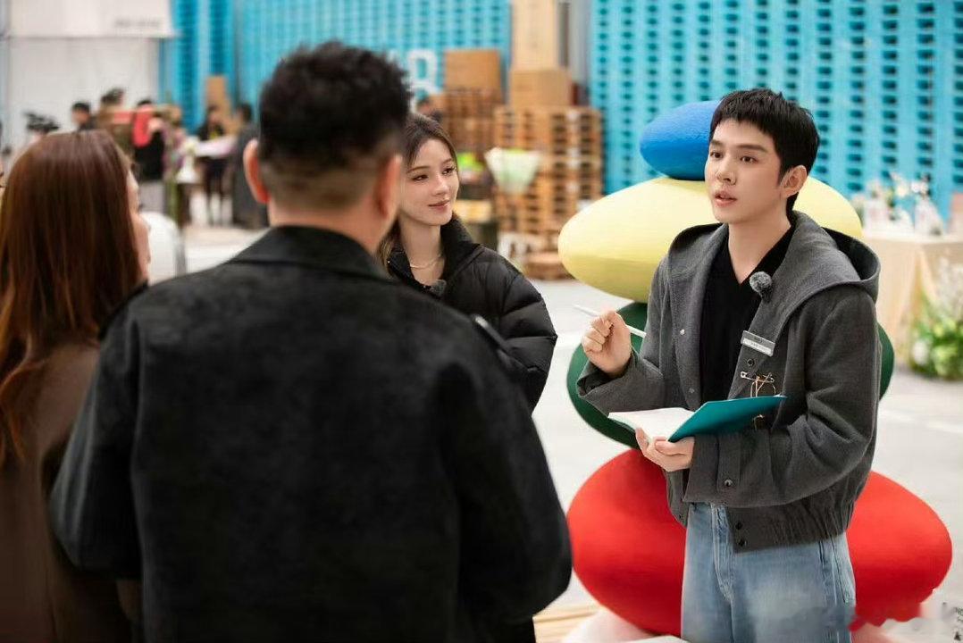 李佳琦是引导型leader李佳琦真的耐心又专业！从话术节奏到每一句的语气，都仔细