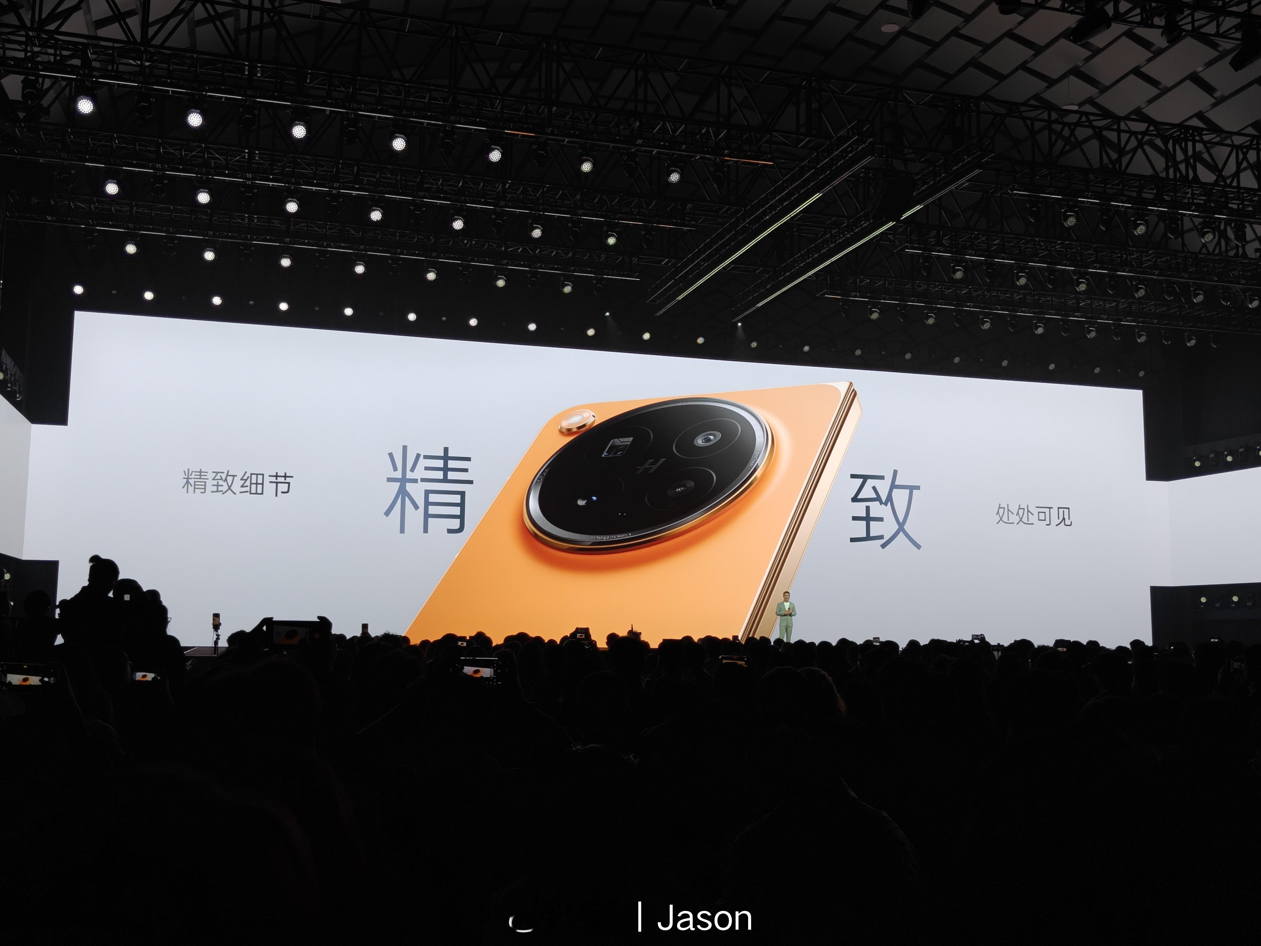 Find N6 依然轻薄，为此用上了钛合金边框。颜色有三款，老实说我最喜欢钛色，