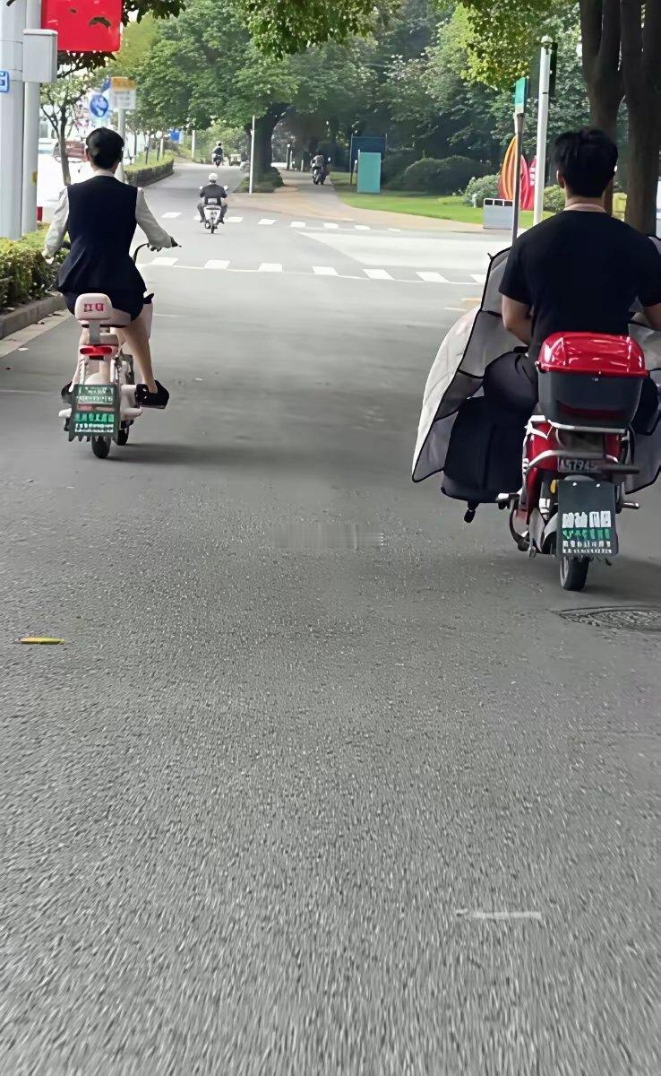 单手骑电动车是不是很屌 