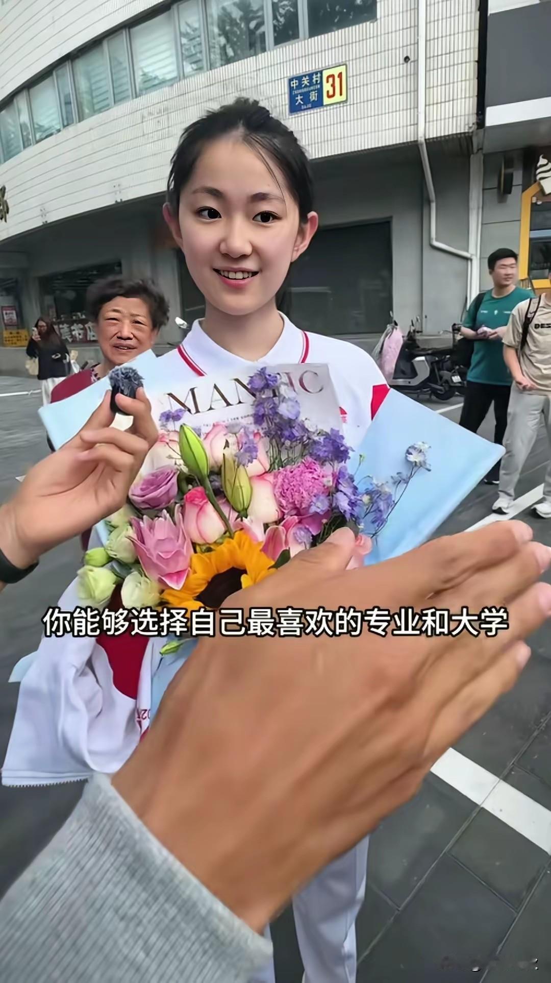 人比人真的要气死人
人家是人大附中的学霸不说
还长得这么漂亮
优雅自信，举止大方