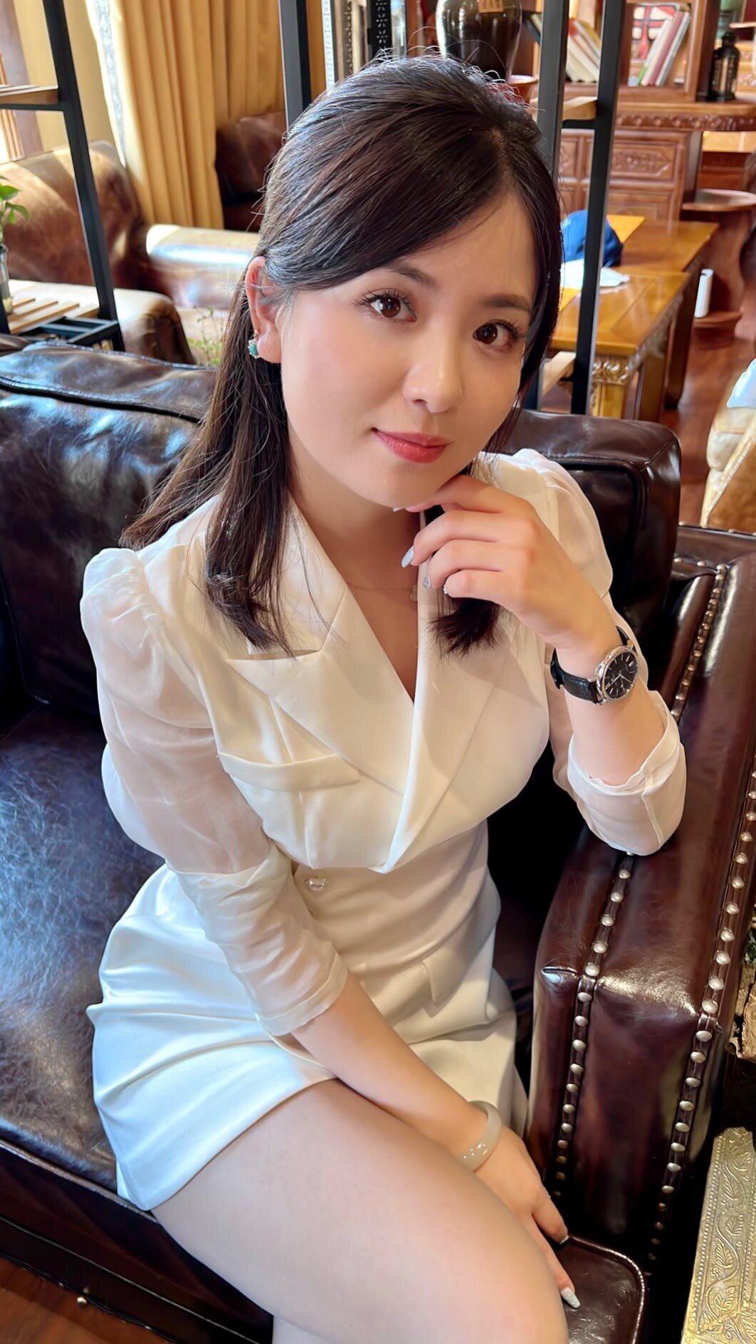 优雅白领风，白衬衫搭配短裙，尽显职场魅力！