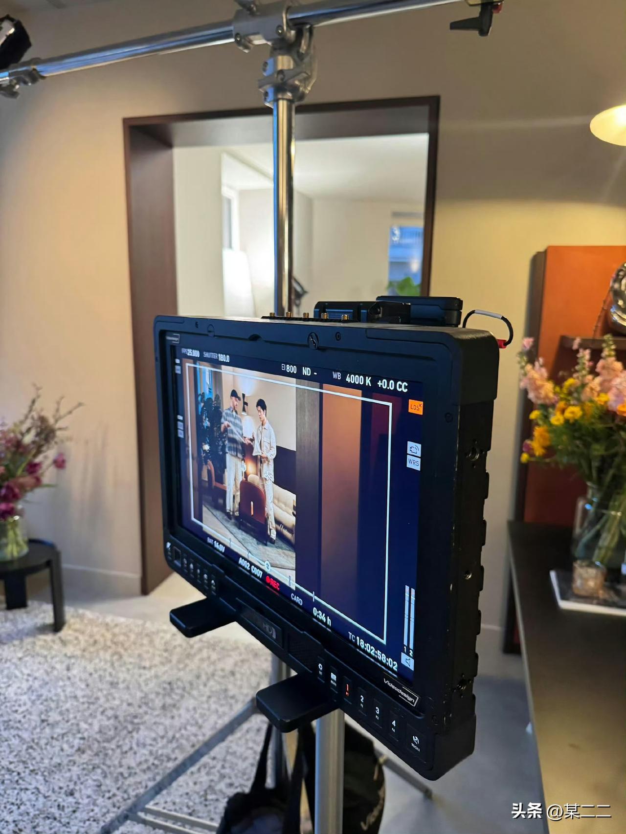 [星星眼][星星眼][星星眼]兰兰宋发的肖战TODS拍摄花絮照，是白色的呀，很快