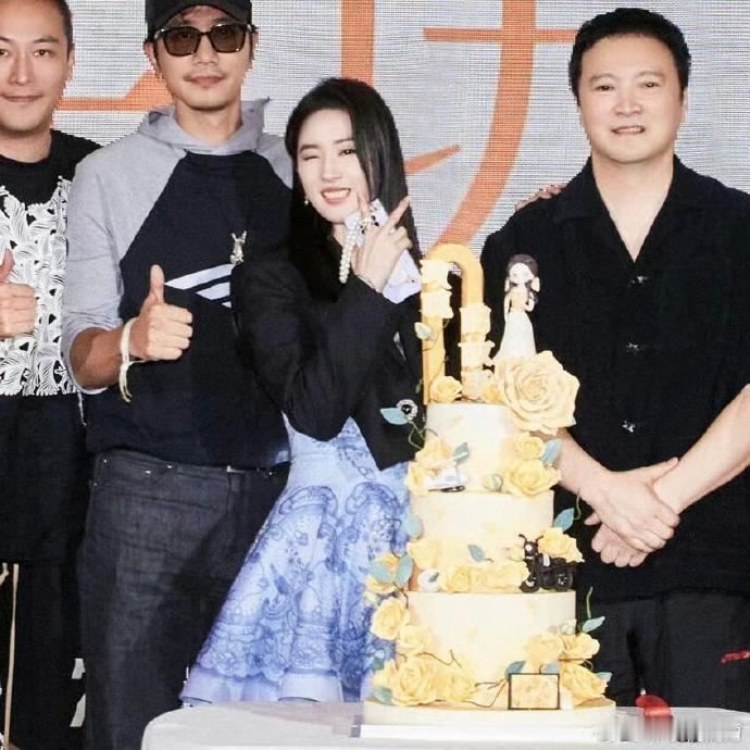 #刘亦菲俏皮比耶#玫瑰的故事庆功宴大合照，刘亦菲俏皮比耶，姐姐好可爱呀 ​​​[