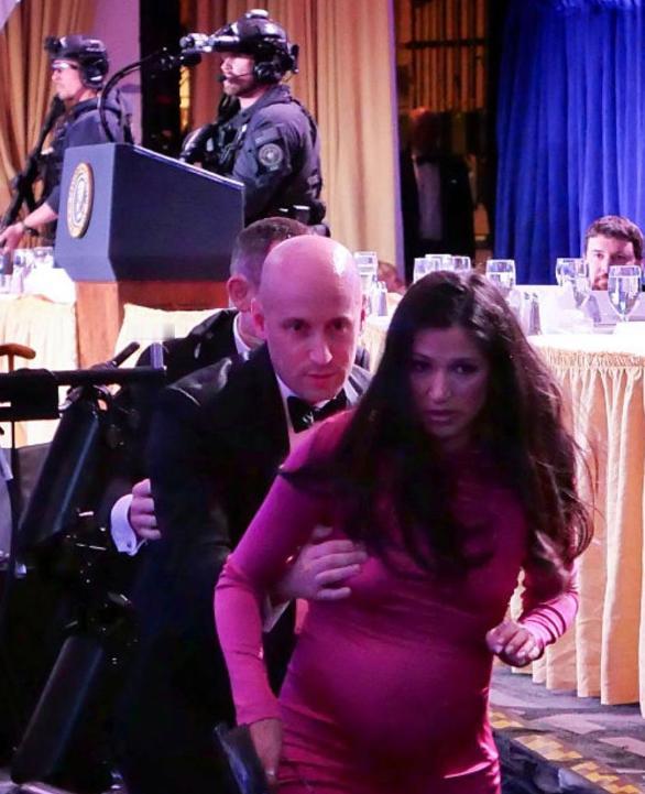 白宫枪响那一刻，斯蒂芬·米勒做出了他政治生涯里最丢人的一个动作——把怀孕的妻子推