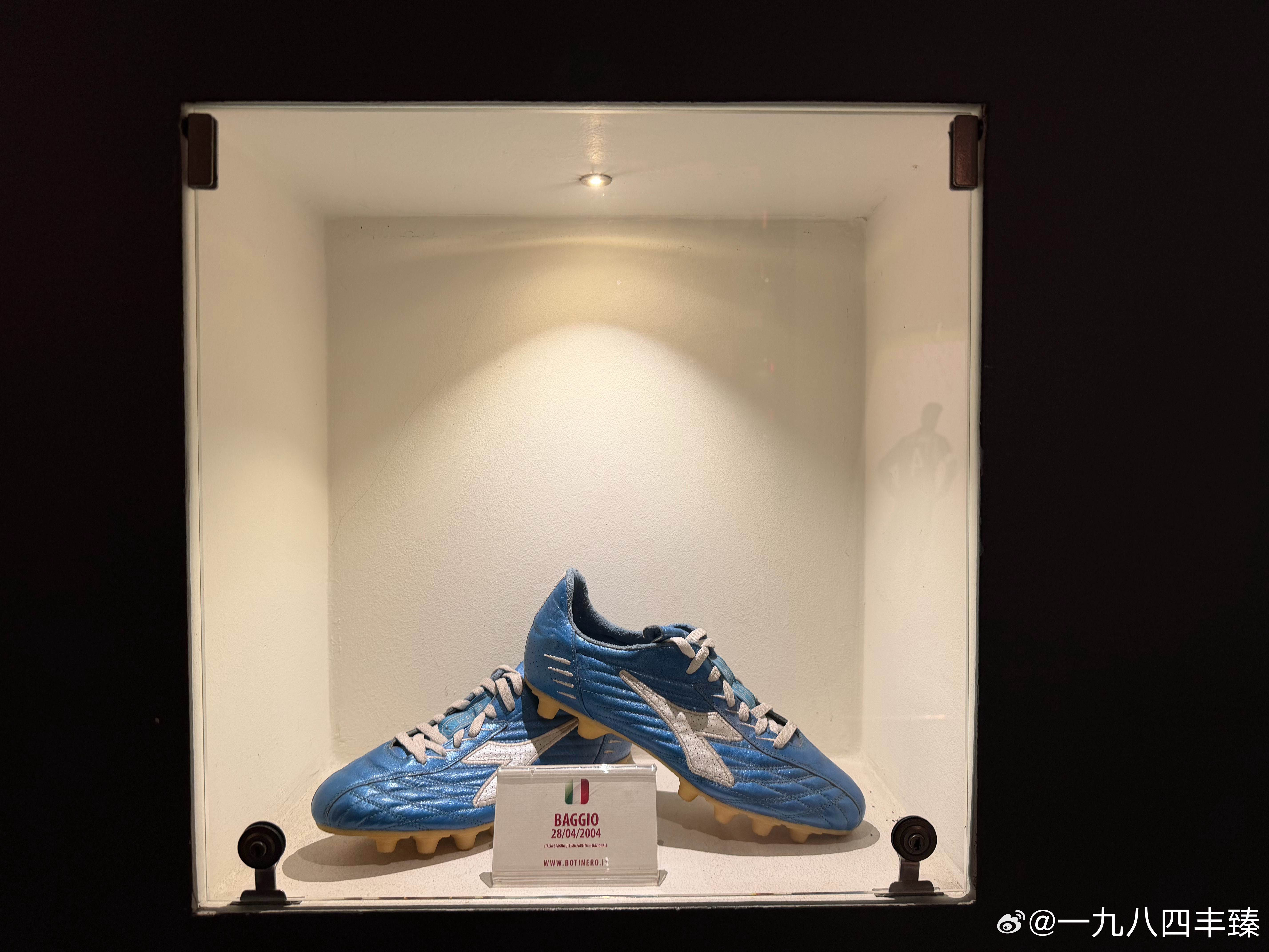 冬奥会 萨内蒂开的餐厅里，有很多鞋，还是最喜欢巴乔的。气质独特。 