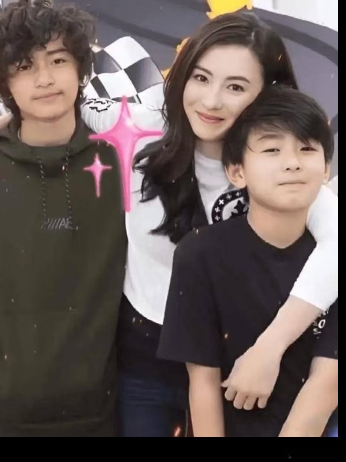 张柏芝晒与小儿子迪士尼游玩vlog张柏芝带小儿子去迪士尼那个vlog看了没？母子