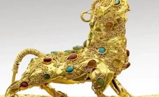 1969年，考古队从中山穆王墓撤退，一农民在清理墓中泥土时，突然惊喜地发现，一个