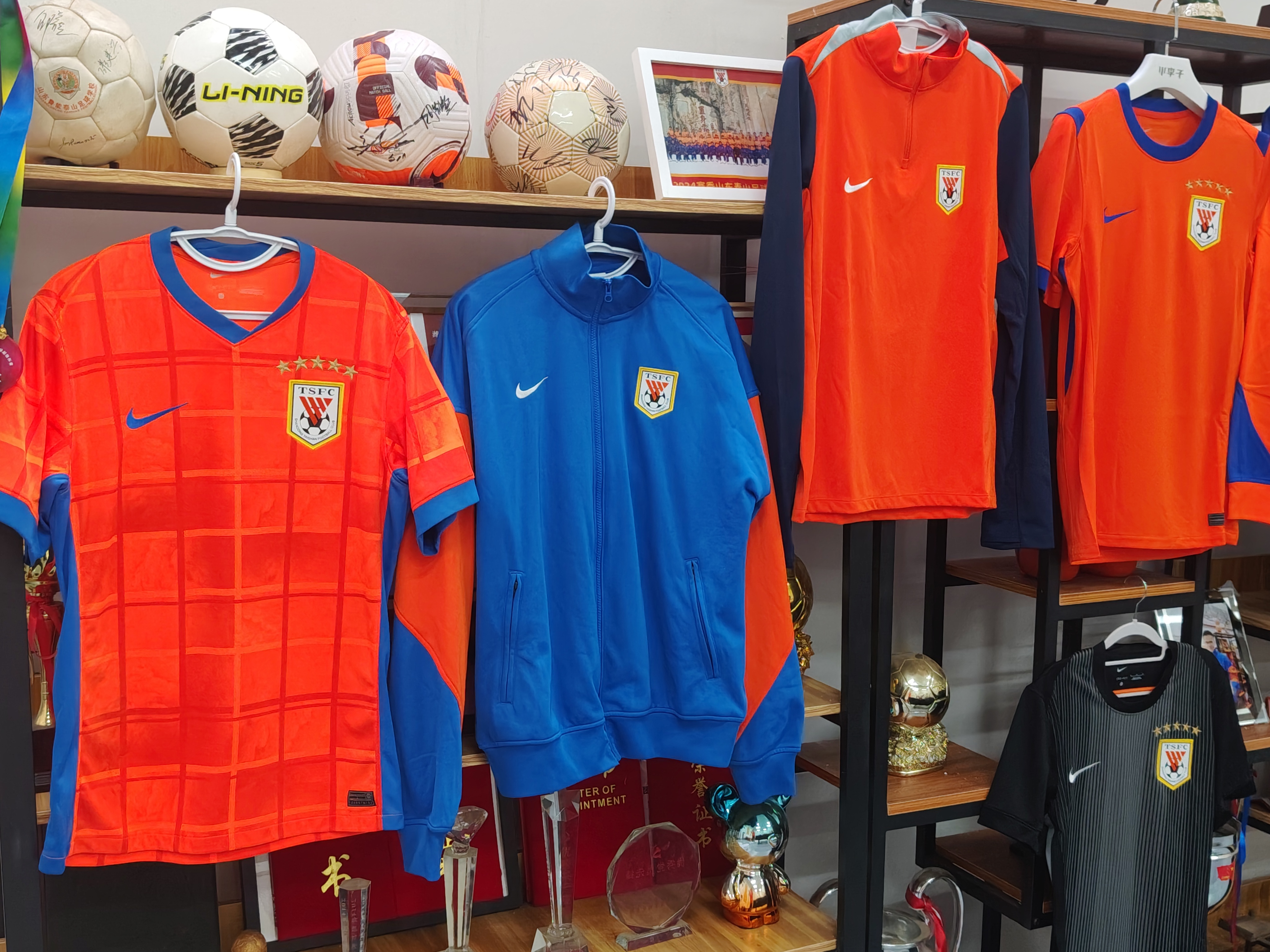 【全网首发】此时此刻谁是最幸福的？激动的心，颤抖的手，开箱山东泰山队最新款装备，