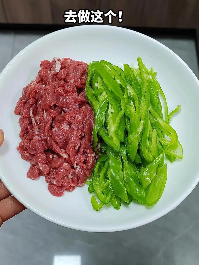 配料：
- 牛肉丝：500克
- 老抽：240毫升
- 蚝油：120毫升
- 生