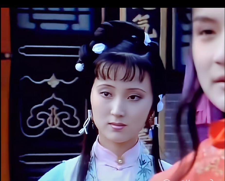 我觉得87版《红楼梦》陈晓旭的黛玉妆照削弱了她的美貌，让她和宝钗的模样一对比，差