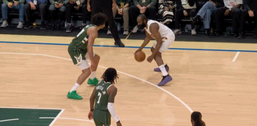 哈登3分投篮后落地时，右脚踩在雄鹿球员的脚上摔倒，但裁判就在眼前，却没有表示。