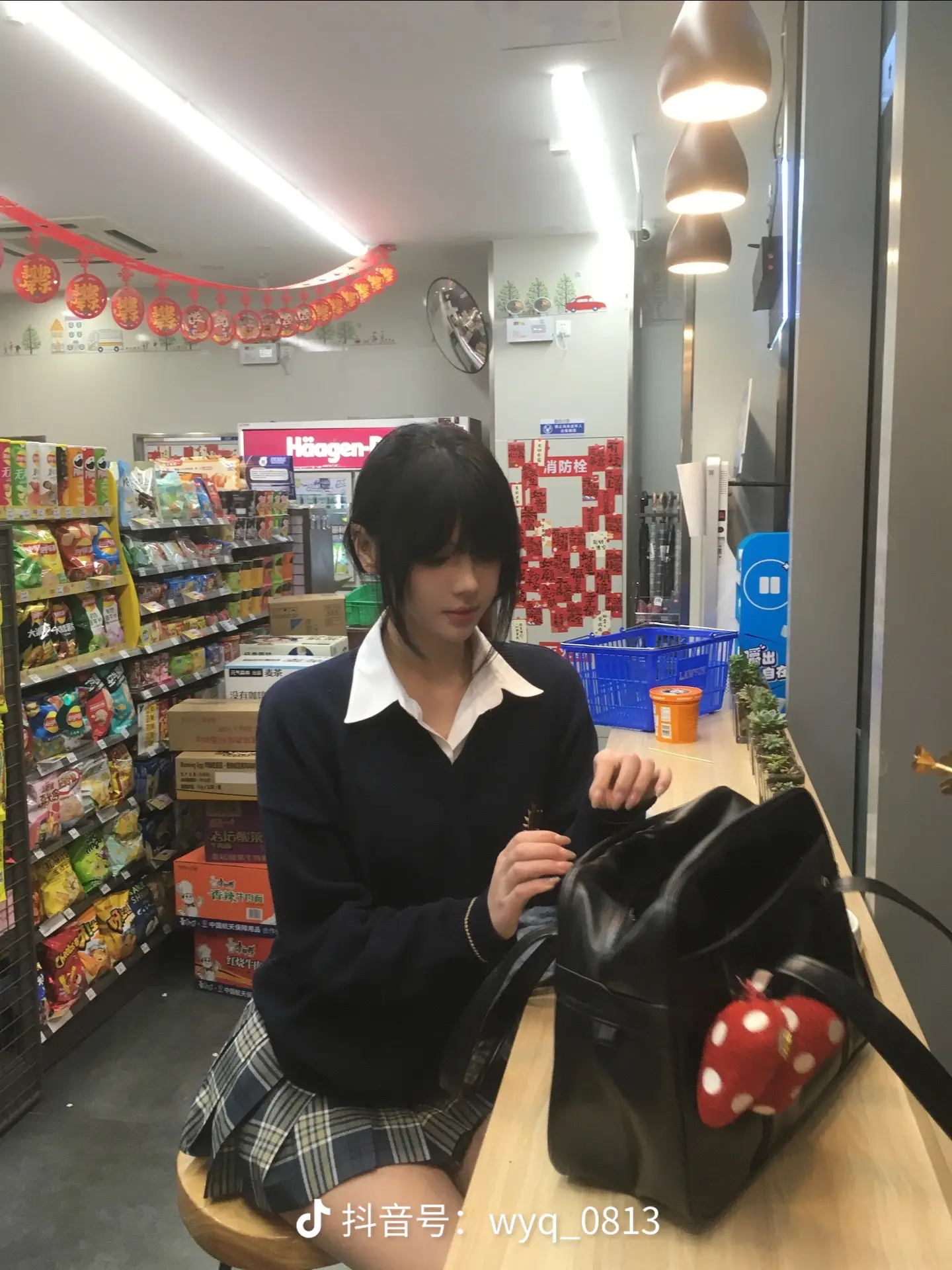 雨天。凌晨。便利店。