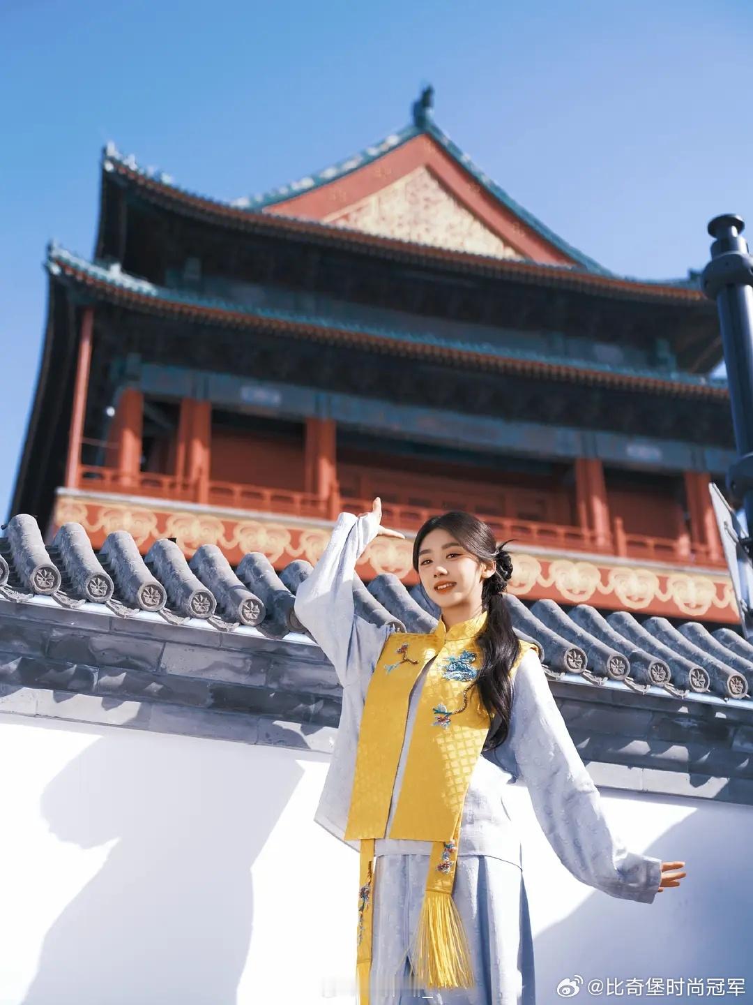 王影璐她笑起来特别好看😂挺符合我审美的。 