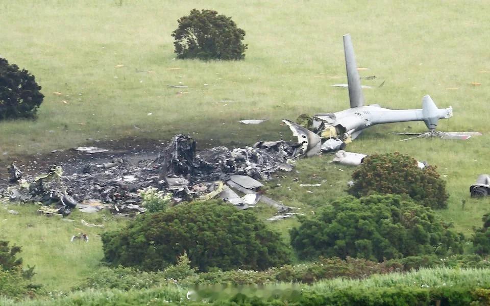 烽火问鼎计划每天认识一件兵器 英国海军这架AW101梅林直升机坠毁了，真的是摔得