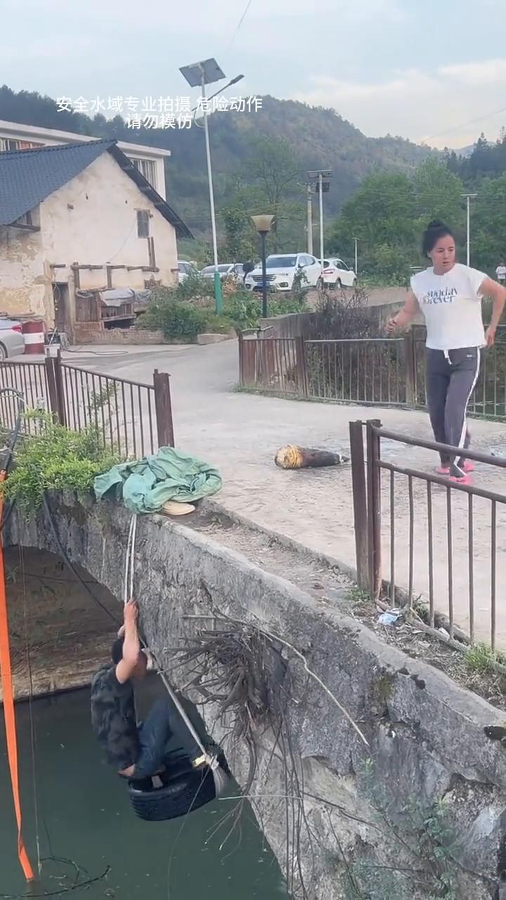 安全水域专业拍摄危险动作，请勿模仿。