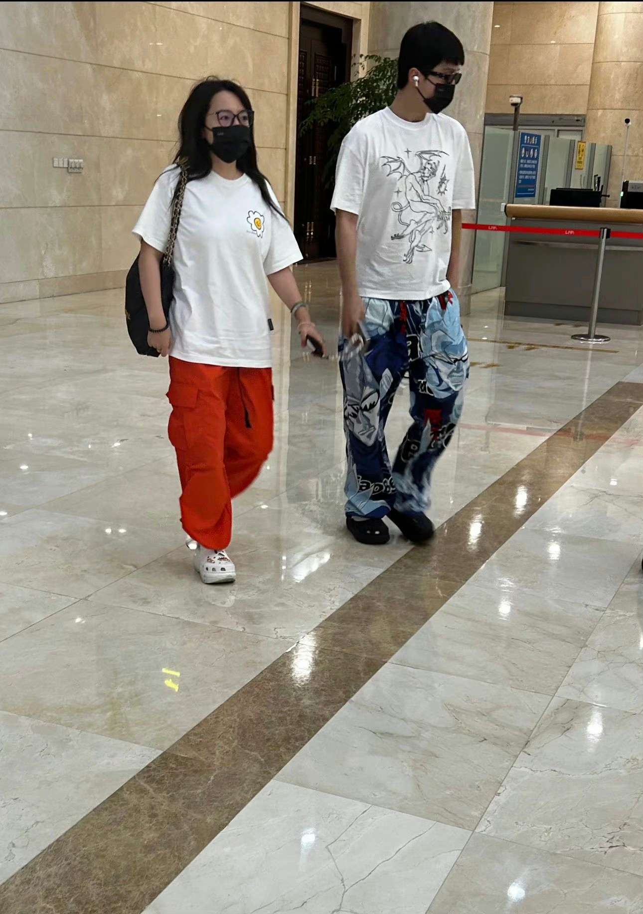 范丞丞平日的穿搭感觉真的是没有审美可言呀，看来也不是所有的明星都可以驾驭花裤子的