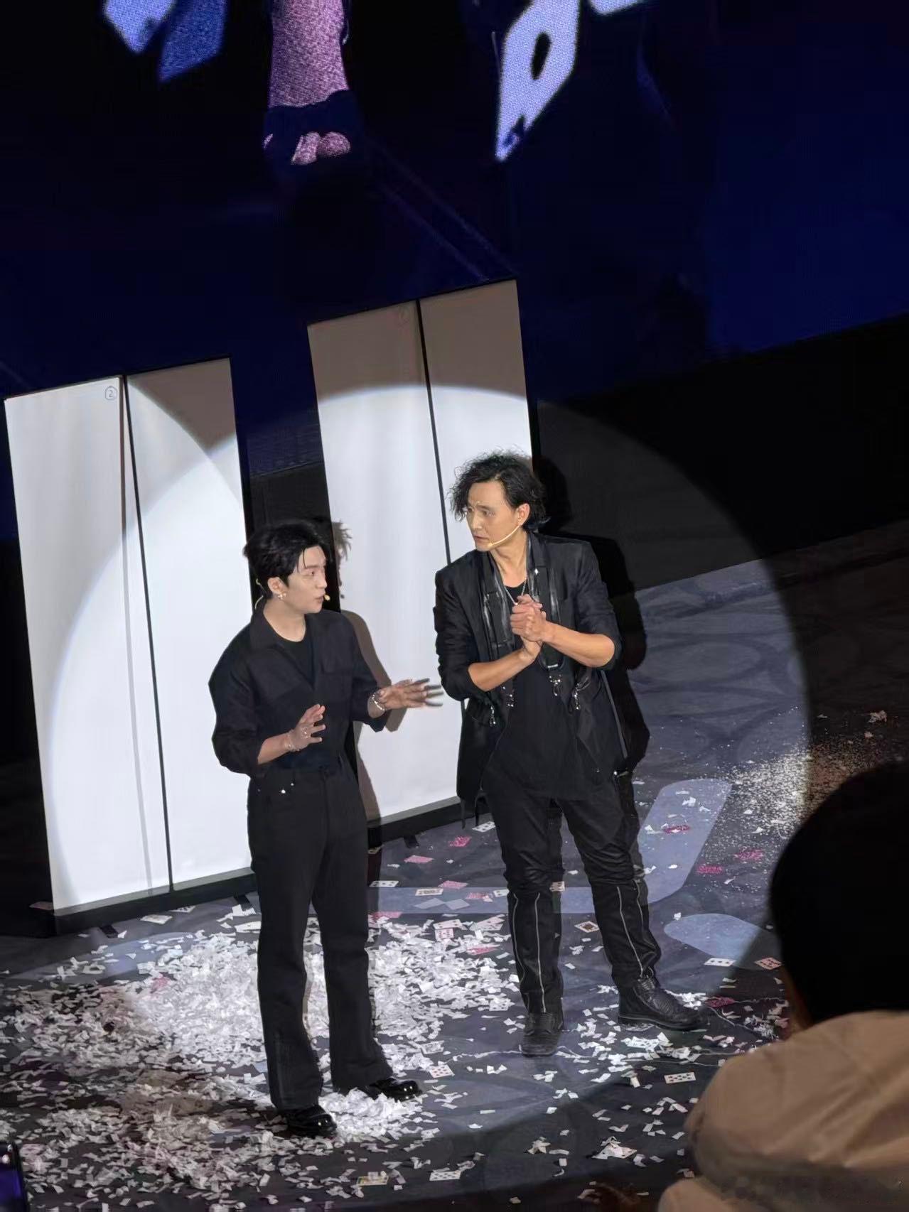 在《惊天魔盗团3》中国首映礼上，黄子弘凡现场唱《替天行盗》副歌，那场面绝了。音乐