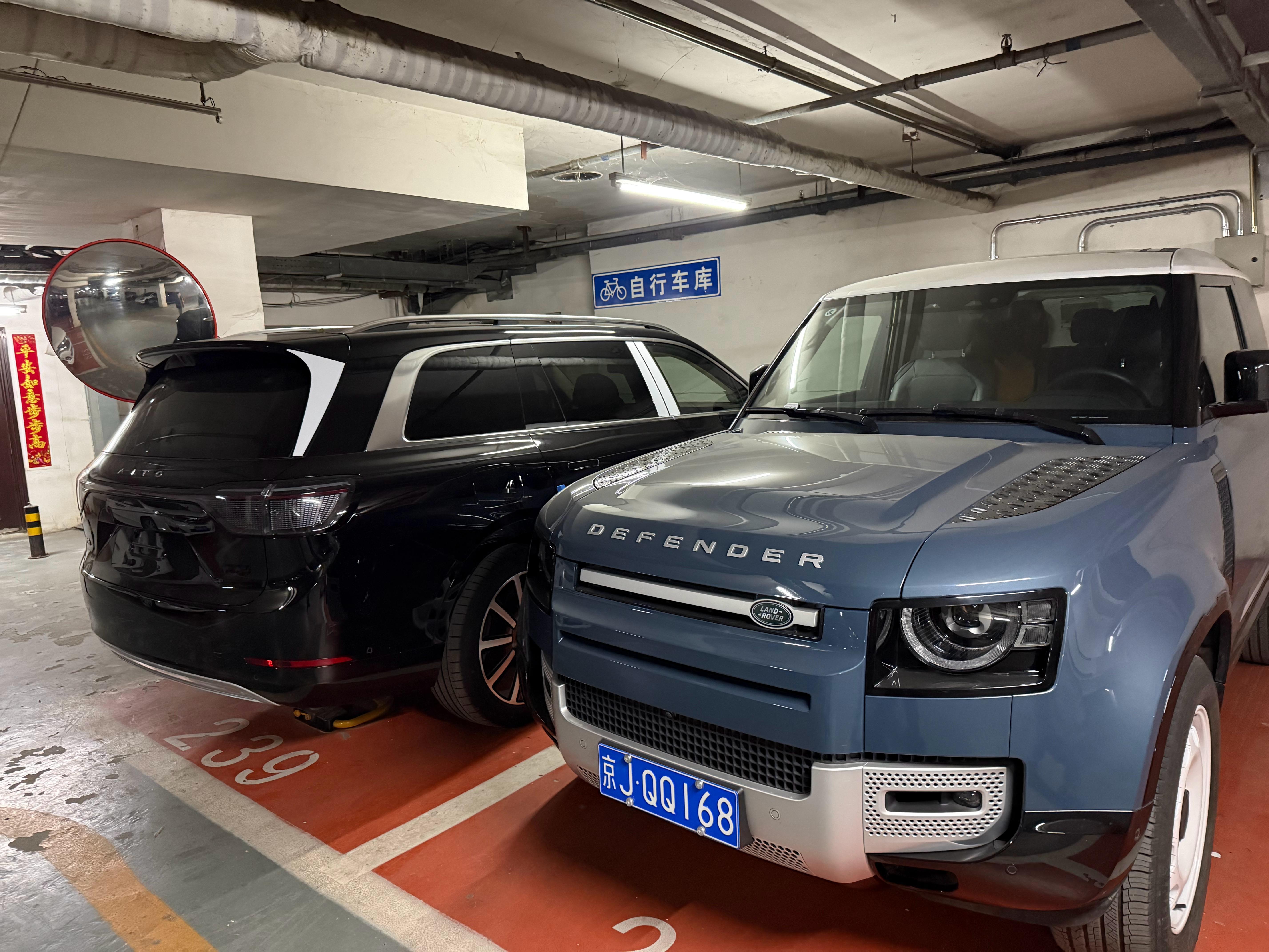 邻居把他的特斯拉 model3 换成了 m9…这让本就不太富裕的车位，显得就更加