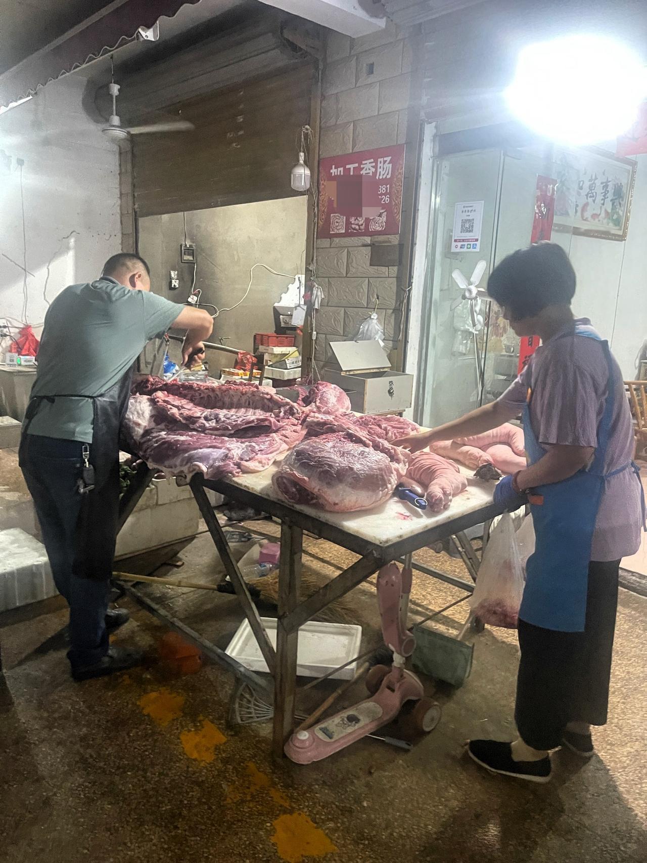 回到苏皖边界小镇老家，早上起得早，天还没亮透，苏D牌照的小车一辆接一辆停在了路边