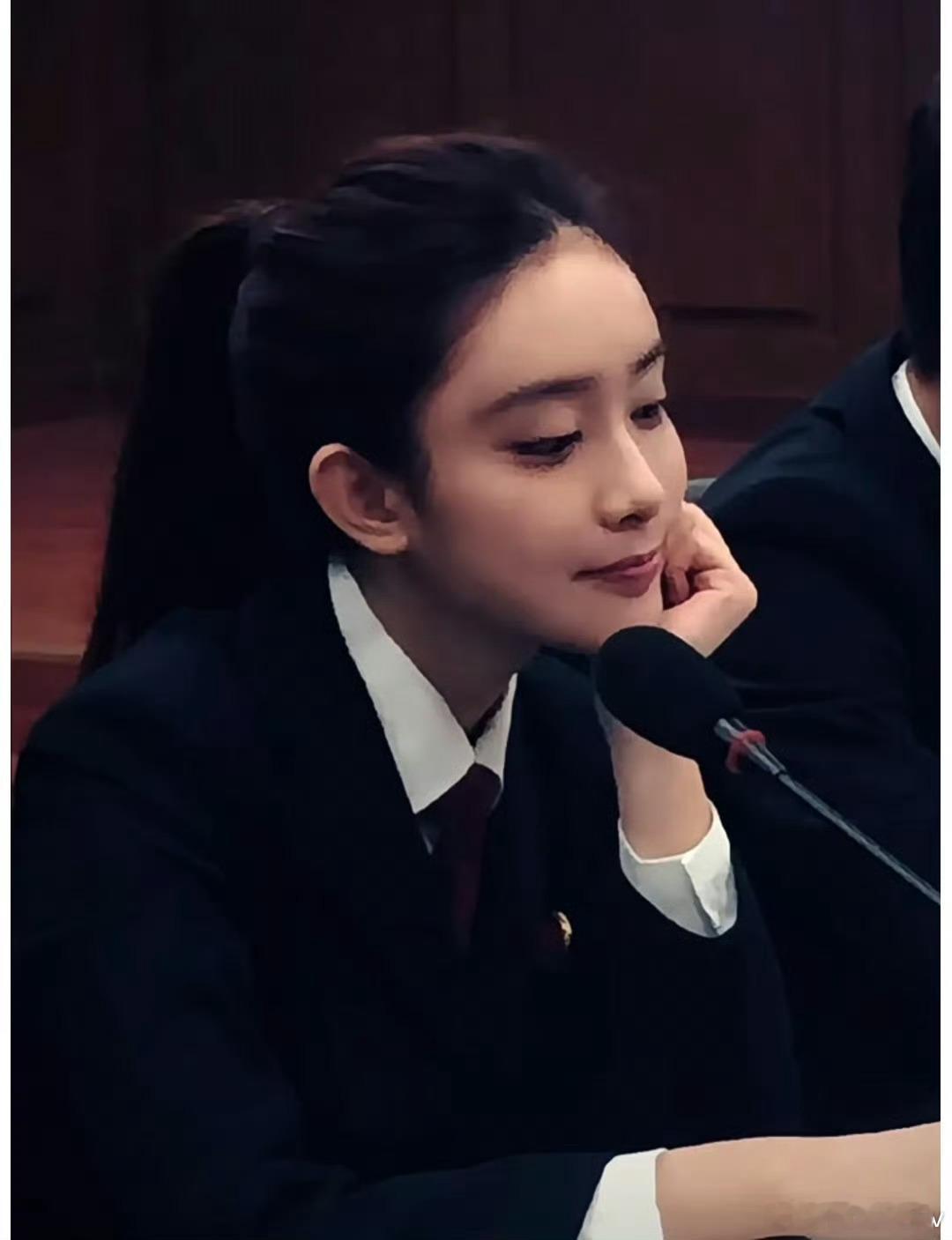 孟子义早期眉眼 早期女大时期真的好嫩，当然现在更美了，笨蛋美女请继续走花路[馋嘴
