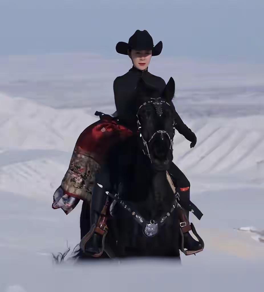 翻看了她所有的视频才明白，
她不是没有安全意识，
她不是不知道要戴头盔，
她完全