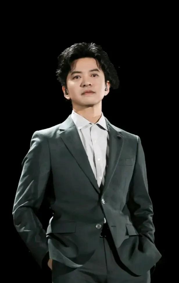 李健老婆确实很漂亮！

两个人从小就认识

两个家庭好像是世交

高知，又漂亮