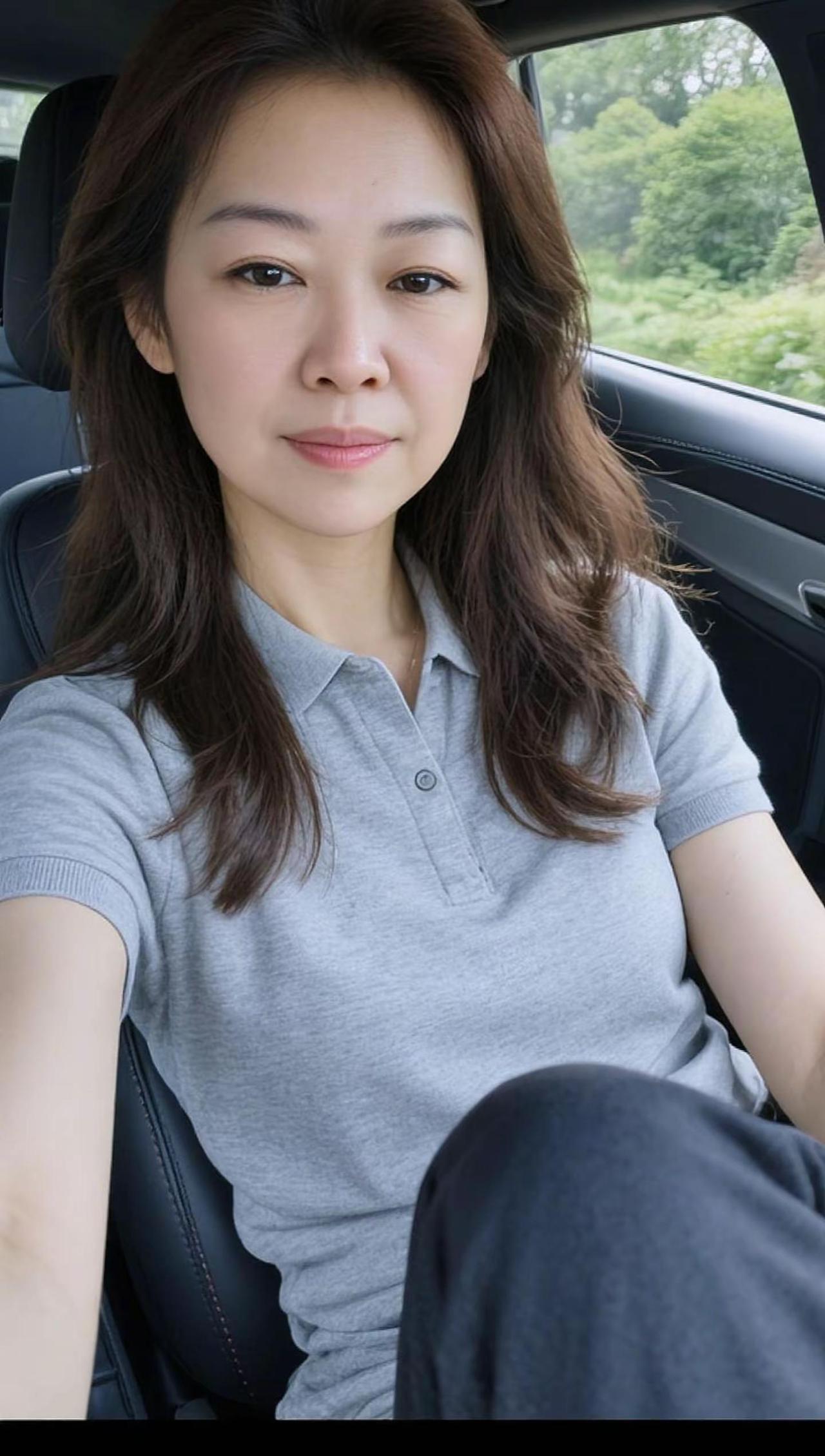 做个果断的女人。AI车内清透自拍
