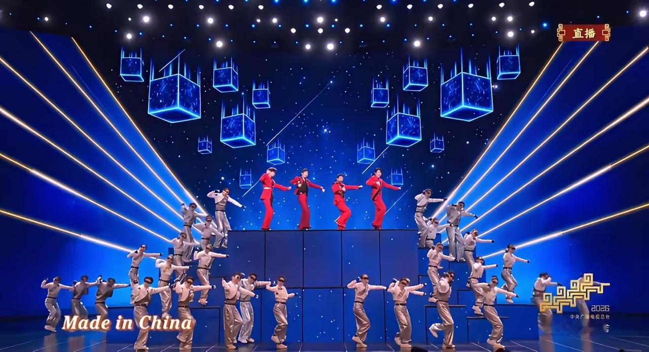 春晚舞台上，易烊千玺一出场，弹幕瞬间热闹起来。
 
“TFBOYS要合体了？”“