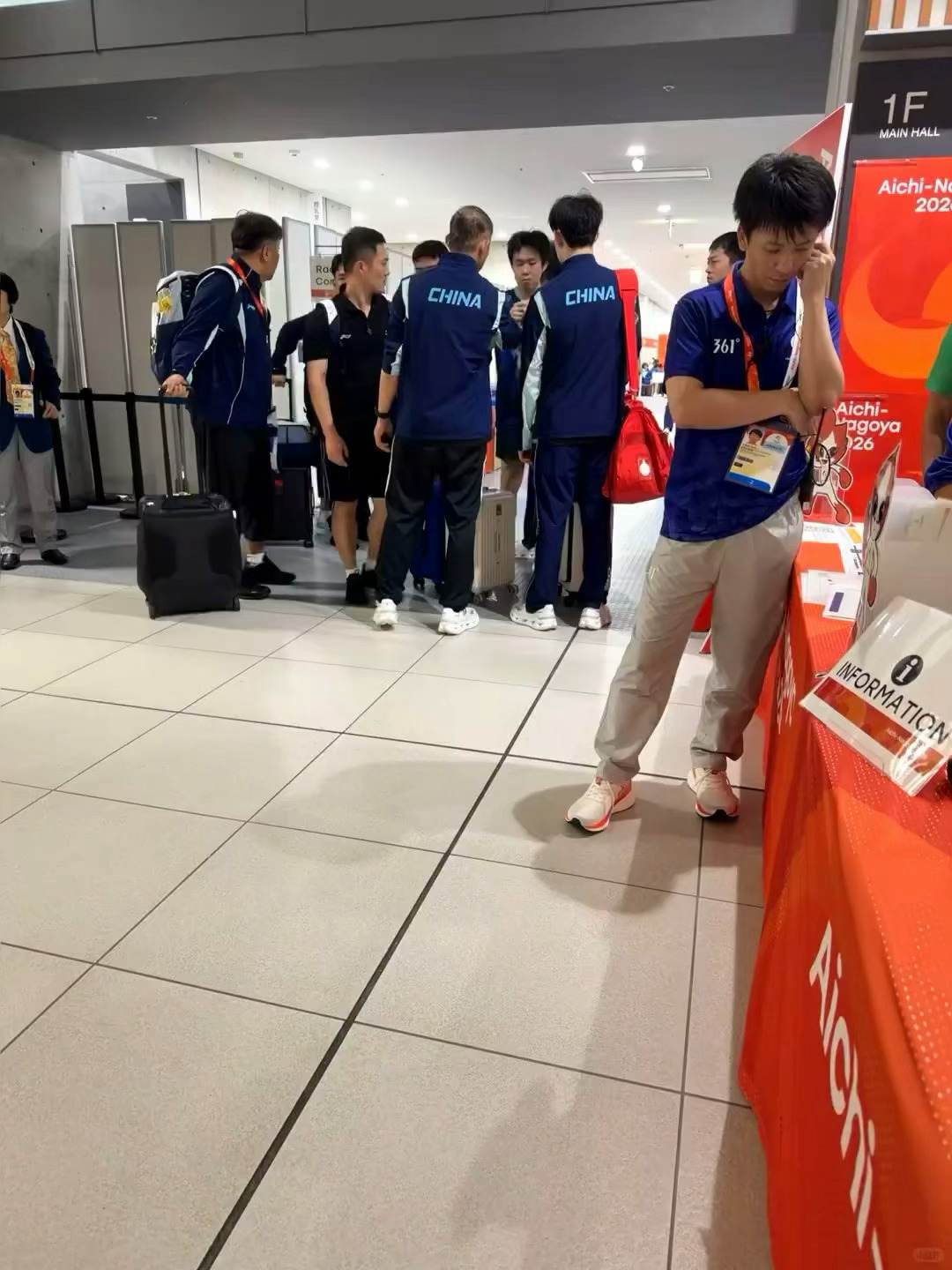 国乒男队打完比赛滞留了 在等bus 统筹真的一塌糊涂国乒男队打完比赛没车干等林诗