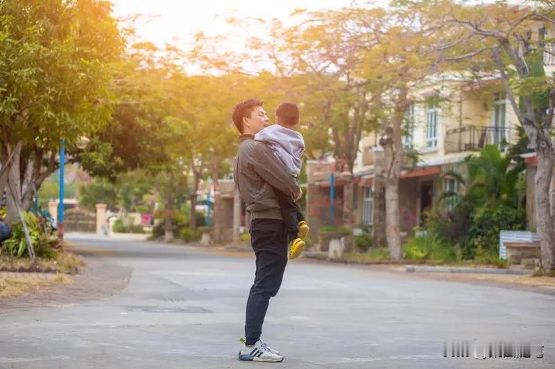 生活在城市钢筋水泥的牢笼里，AI智能化如潮水般汹涌而来，家族在消亡，家庭在解体，
