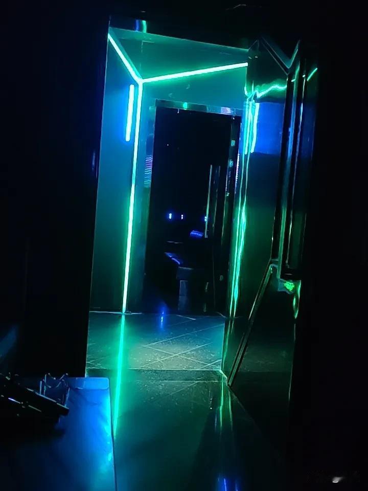 哈哈，现在只有一个房间在唱歌了，忽然传出了二人转，拉场戏的调来，原来几个小伙子在