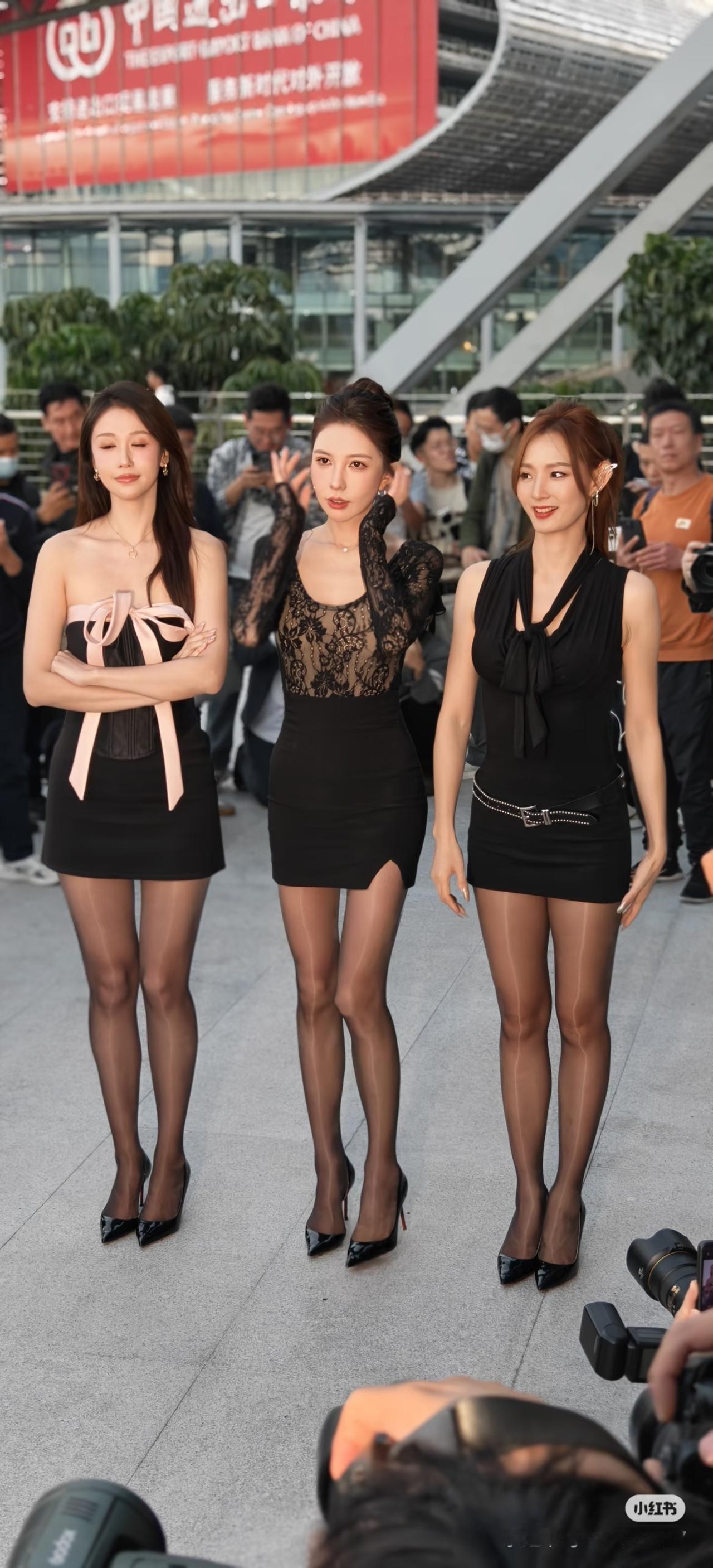 穿黑丝的三个大长腿美人，长得像一个模子刻出来的，好漂亮，春心荡漾!黑丝美腿高跟鞋