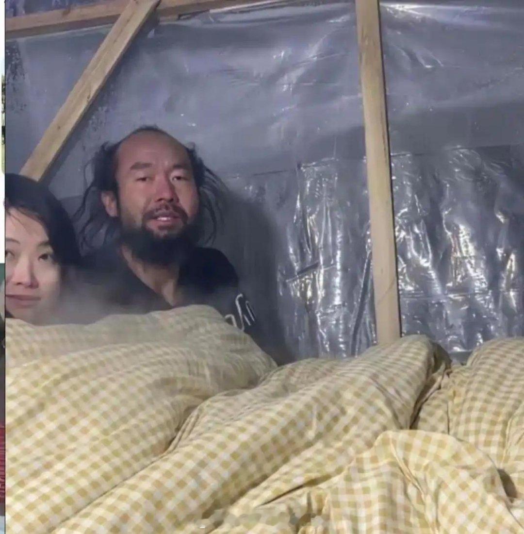 不怪大叔一脸幸福，换谁都一样。 