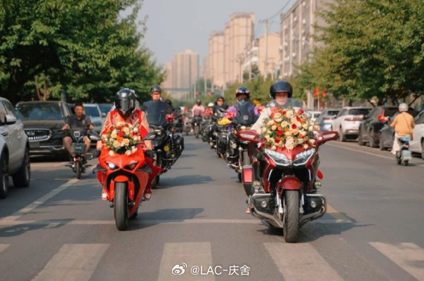 新娘回应小伙用吸粪车做婚车  不攀比豪车排场，用心又有趣，小两口三观真的太合了；