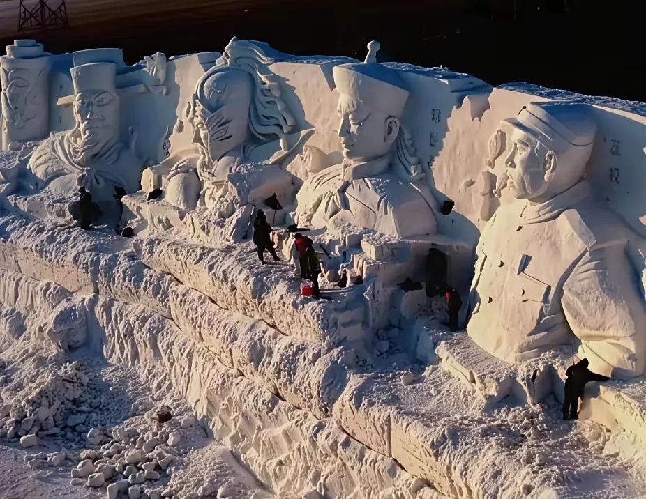 长春把杨靖宇、赵尚志、左权几位抗日英雄直接雕进三米多高的雪里，零下二十度也挡不住