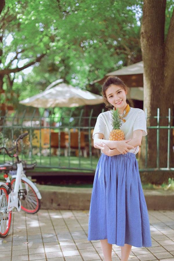 夏日清新少女，手捧菠萝笑靥如花🌞🍍👗分享美少女倩影 高雅气质美女 甜系花漾