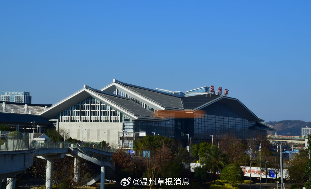 【温州南站乘客嫌出租车42元贵，拒绝付费】10月4日，杨师傅在动车南站拉客到瓯海