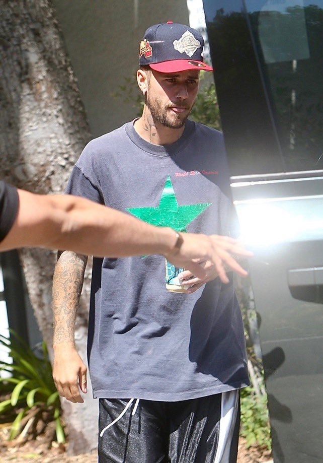 【📸】被拍到在比弗利山庄这个背影梦回Bizzle，我宝宝头小小的戴棒球帽好可爱
