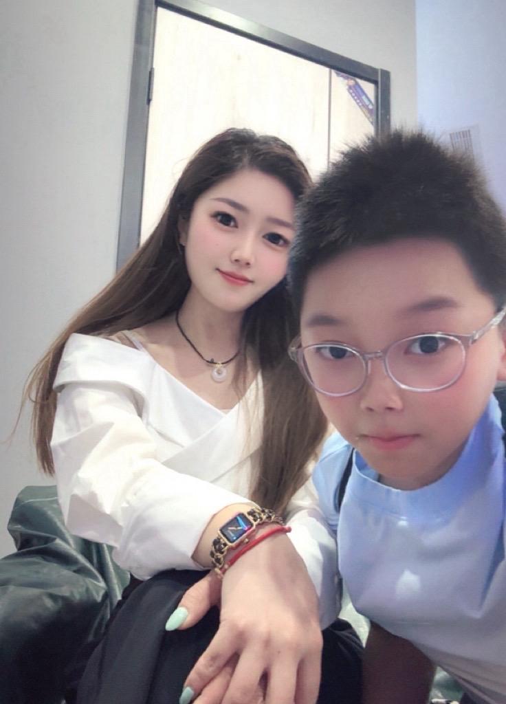 美甲做多了还是纯色好看 头发染多了还是黑色耐看 见的人越多 越清楚想回...