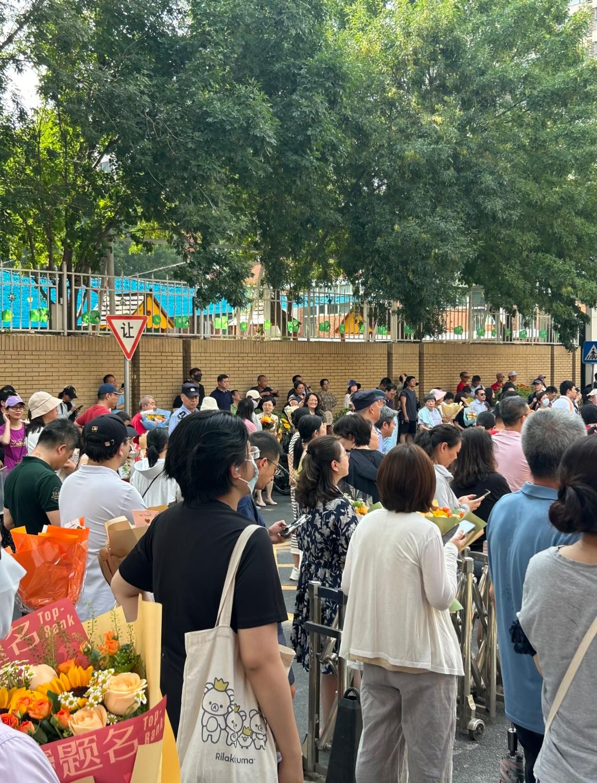 寒窗苦读多年，6日7日、8日、9日终于迎来重要考验。站在考场外面等候，心情五味杂