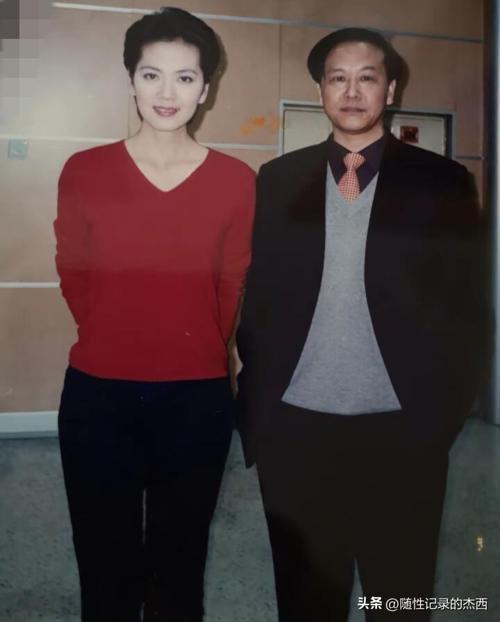 这是早些年央视主持人沈冰跟朋友的一张合影，照片中的她留着短发，长相清新，皮肤白嫩