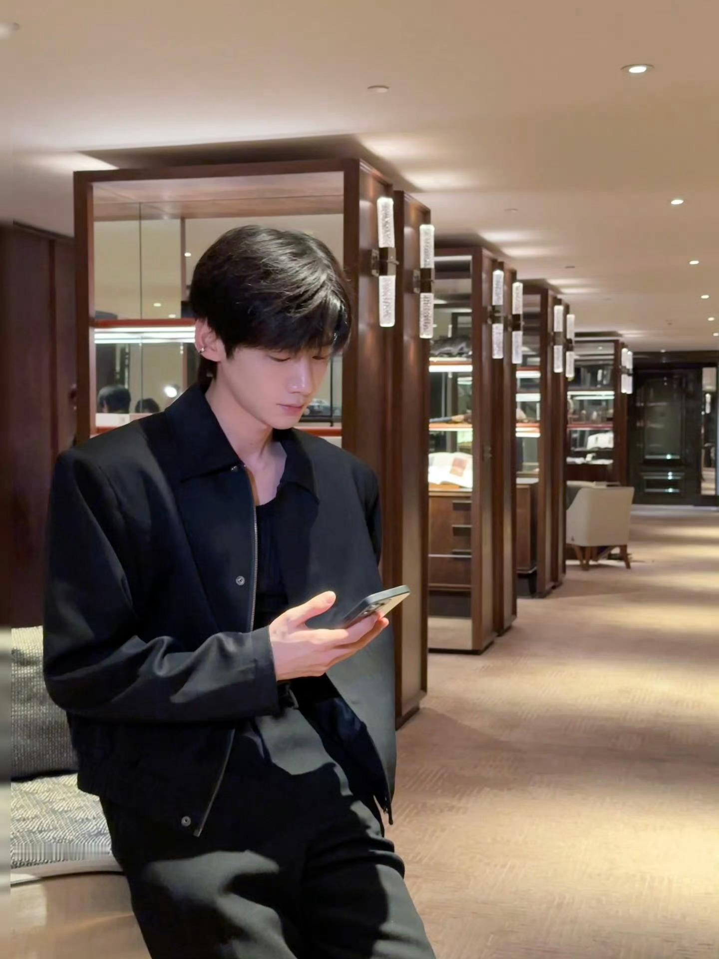 你说此男照镜子的时候会不会被自己帅吓到 ​​​