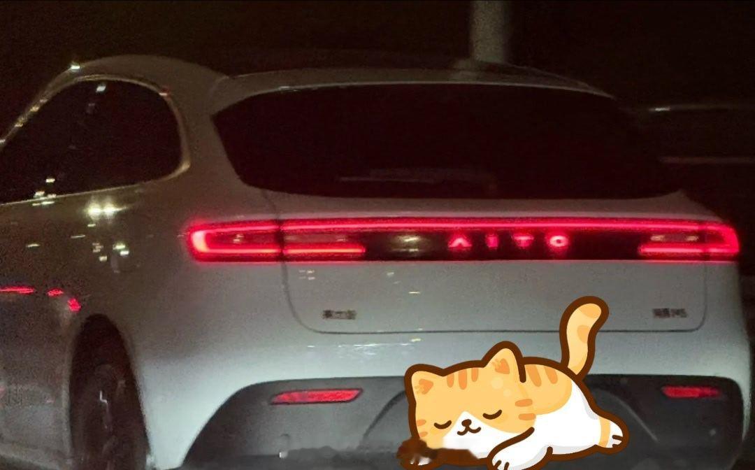 为啥一直有人说智界RX尾灯像YU7GT？鸿蒙智行从22款问界M5就一直是这种尾灯
