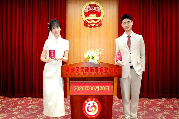 华大学的两个顶尖博士结婚了，但他们毕业后的选择却让很多人直呼 "看不懂"。

2