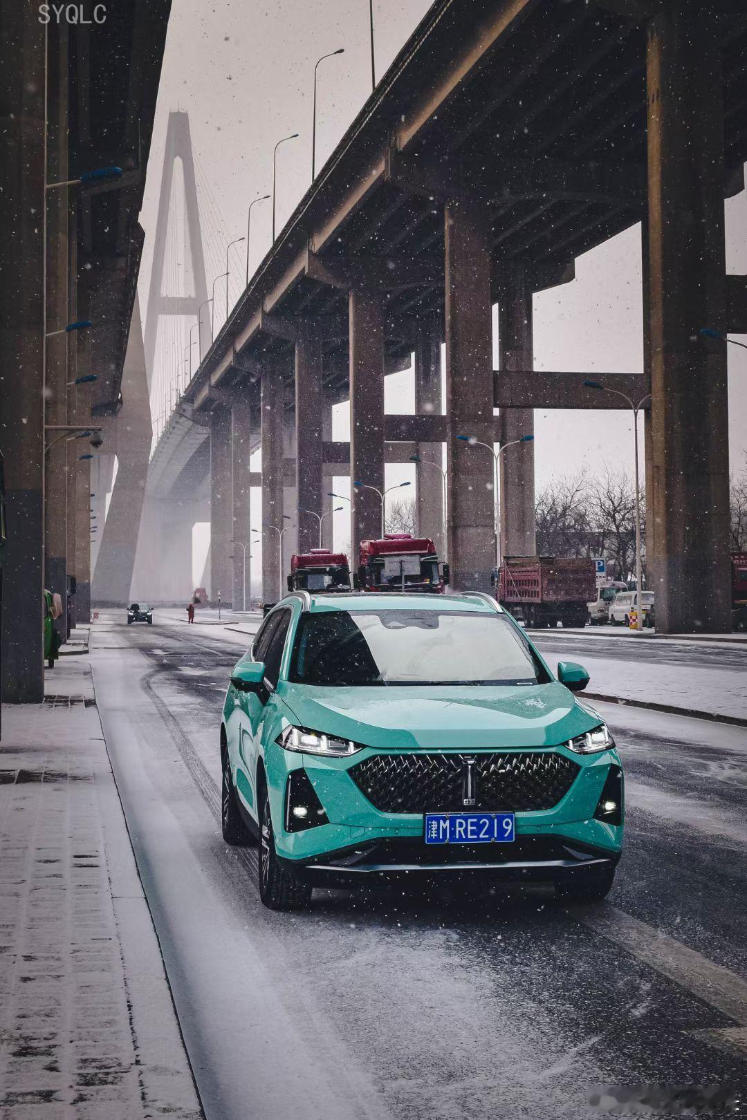 天津下雪我与汽车的日常 初雪纷飞，想起了23年1月在海河大桥下千间宿舍公交站拍的