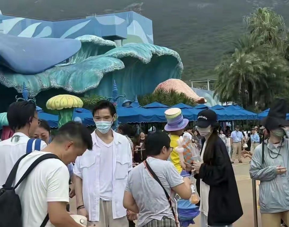向佐一家现身珠海哇塞！珠海海洋王国向佐一家，向佐推轮椅超有孝心，现场人好多啊 