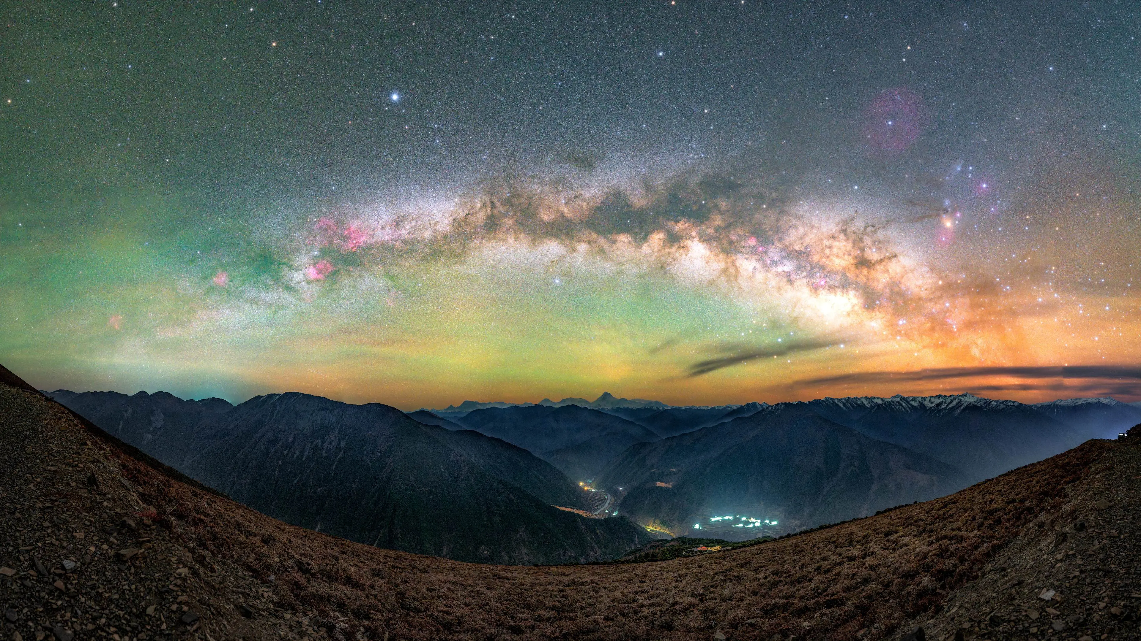 贡嘎雪山上的银河拱桥
