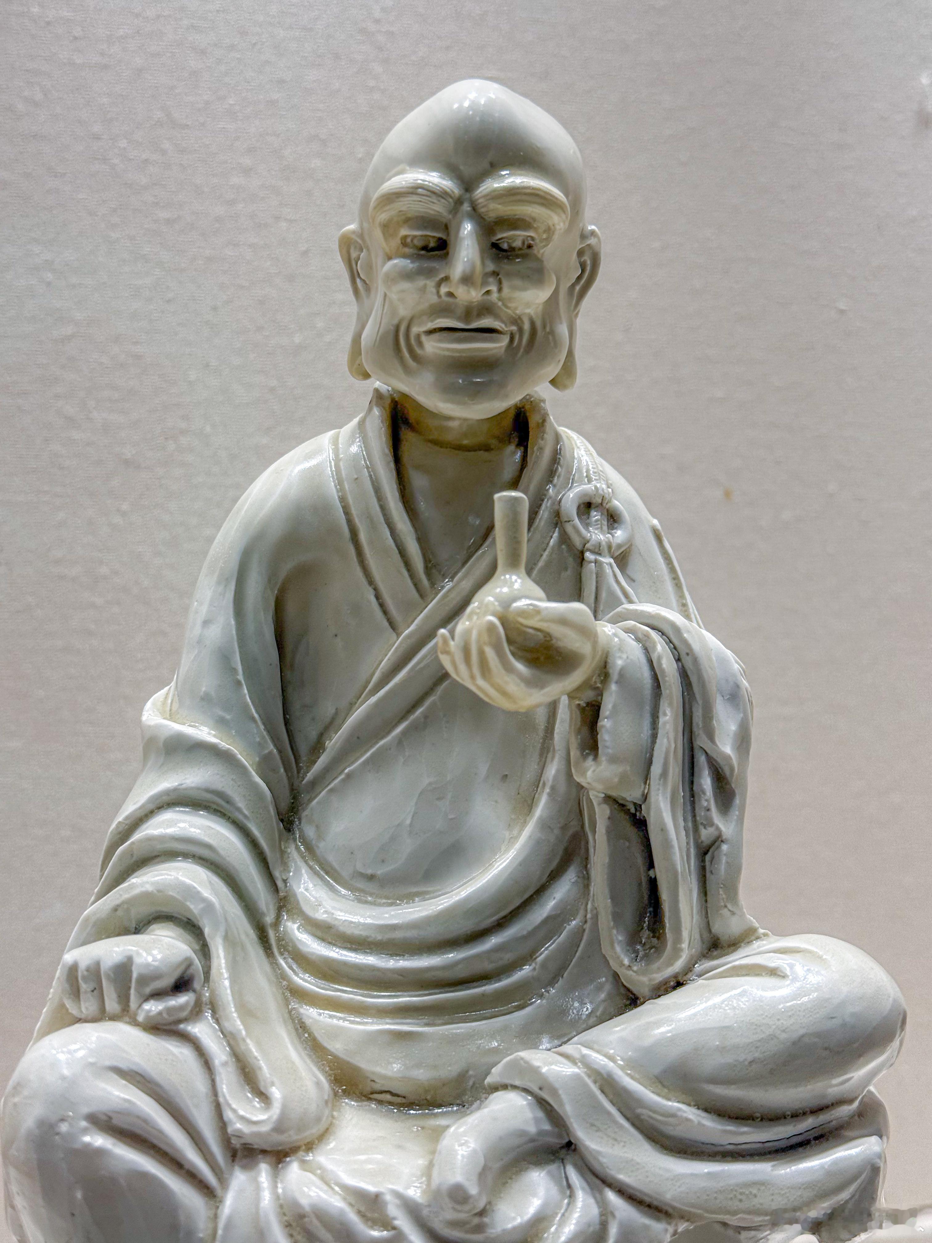 博美秋拍的一件辽白瓷罗汉像没上手，局部貌似有修（手，不应该是拿瓶子的形象），同类